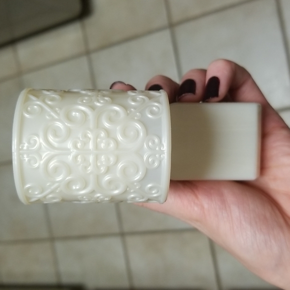 White detailed wallflower plug